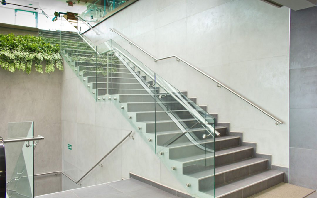 Pasamanos y divisiones de vidrio